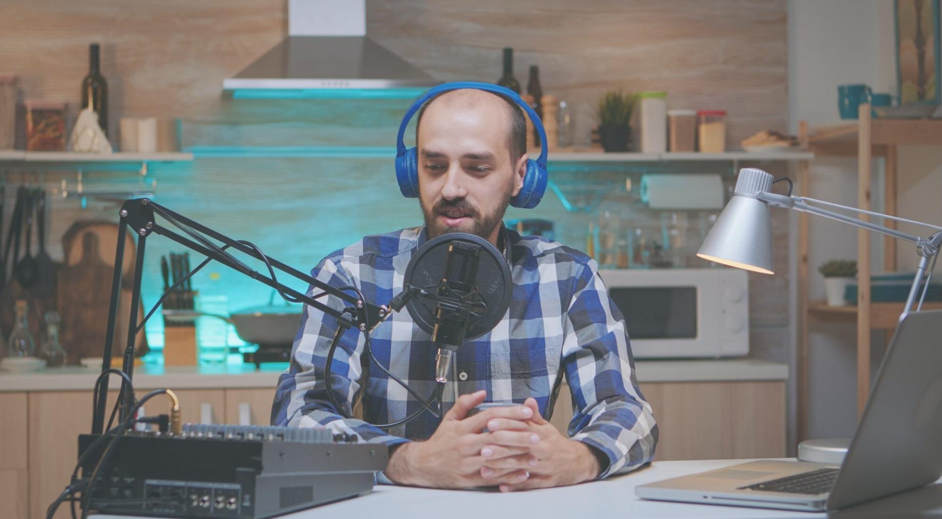 Instructor de periodismo en sesión de retroalimentación